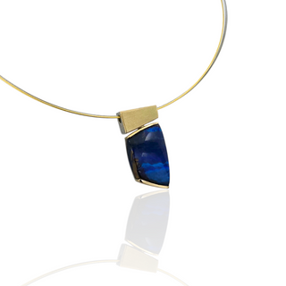 Hochwertiger Boulder Opal Kettenanhänger aus Gelbgold und Silber