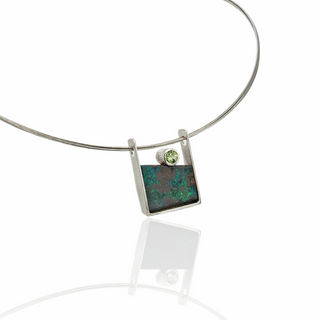 Boulder Opal Anhänger mit grünem Turmalin in 925 Silber