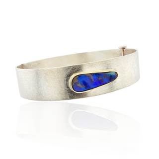 Einzigartiger Boulder Opal Armreif aus Silber und Gelbgold