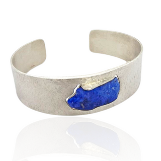 Strukturierte Armspange mit naturbelassenem Lapislazuli in Silber