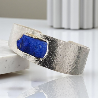 Strukturierte Armspange mit naturbelassenem Lapislazuli in 925 Silber