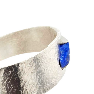 Strukturierte Armspange mit naturbelassenem Lapislazuli in 925 Silber