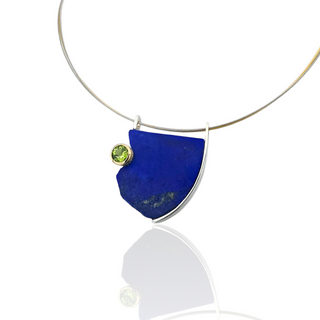 Ausgefallener Lapislazuli Anhänger mit grünem Peridot aus Silber und Gelbgold