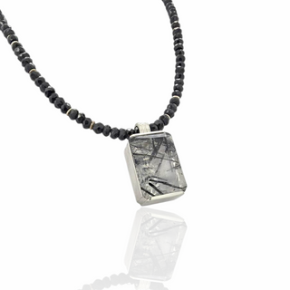 Turmalin Quarz Kettenanhänger aus Silber ein hochwertiger Edelsteinschmuck mit Spinellkette
