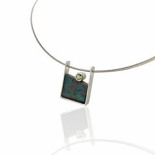 Boulder Opal Anhänger mit grünem Turmalin in 925 Silber
