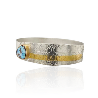 Handgeschmiedeter Armreif mit Struktur und Knopfverschluss mit Boulder Opal in Silber und Feingold