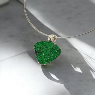 Naturbelassener Uwarowit Anhänger – Grüner Granat in Silber