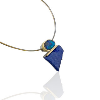 Kettenanhänger mit Boulder Opal und Lapislazuli in Silber und Gelbgold