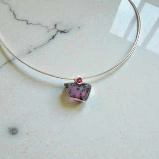 Boulder Opal Kettenanhänger mit pinkem Turmalin in 925 Silber