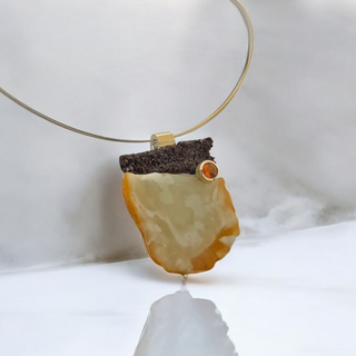 Luxuriöser Bernstein Kettenanhänger mit versteinertem Holz und Grossular in Silber und Gold