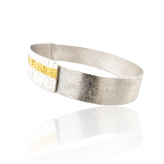 Eleganter Armreif mit Struktur in Feingold und Sterling Silber
