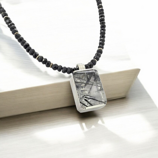 Turmalin Quarz Kettenanhänger aus Silber ein hochwertiger Edelsteinschmuck mit Spinellkette