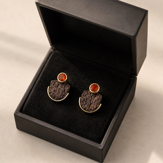 Ohrstecker mit Feueropal und versteinertem Holz aus 750 Gelbgold und 925 Silber