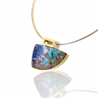 Einzigartiger Glanz, Boulder Opal Kettenanhänger aus Gelbgold und Silber