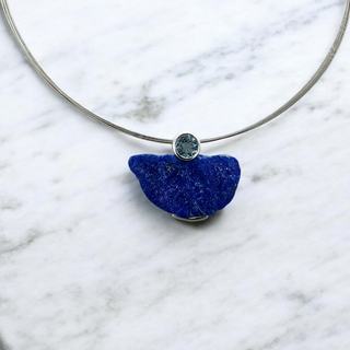 Individueller Lapislazuli Kettenanhänger mit dem wundervollen Edelstein Aquamarin aus Silber