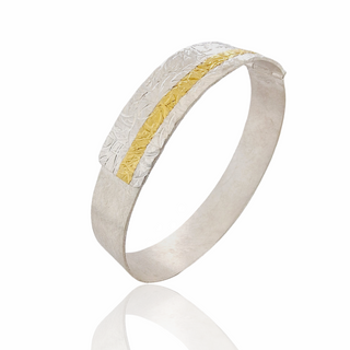 Eleganter Armreif mit Struktur in Feingold und Sterling Silber