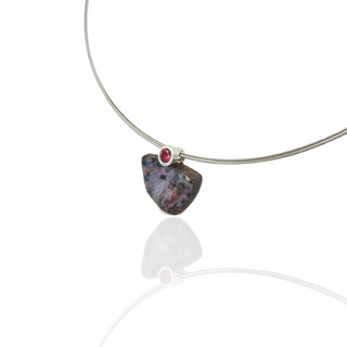 Boulder Opal Kettenanhänger mit pinkem Turmalin in 925 Silber