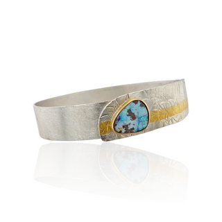 Handgeschmiedeter Armreif mit Struktur und Knopfverschluss mit Boulder Opal in Silber und Gelbgold