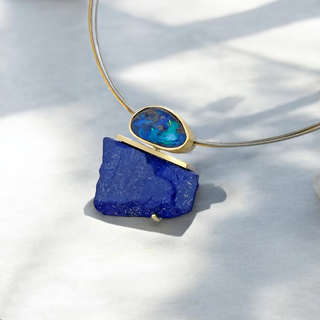 Kettenanhänger mit Boulder Opal und Lapislazuli in Silber und Gelbgold
