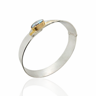 Handgeschmiedeter Armreif mit Struktur und Knopfverschluss mit Boulder Opal in Silber und Feingold