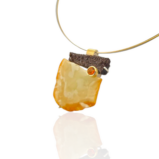 Luxuriöser Bernstein Kettenanhänger mit versteinertem Holz und Grossular in Silber und Gold