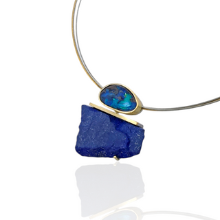 Kettenanhänger mit Boulder Opal und Lapislazuli in Silber und Gelbgold