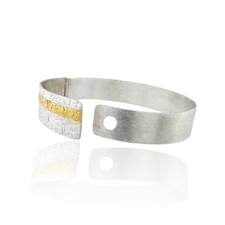Eleganter Armreif mit Struktur in Feingold und Sterling Silber