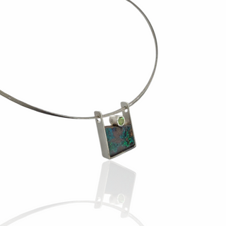 Boulder Opal Anhänger mit grünem Turmalin in 925 Silber