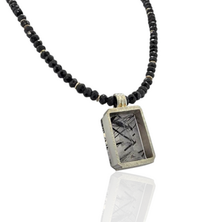 Turmalin Quarz Kettenanhänger aus Silber ein hochwertiger Edelsteinschmuck mit Spinellkette