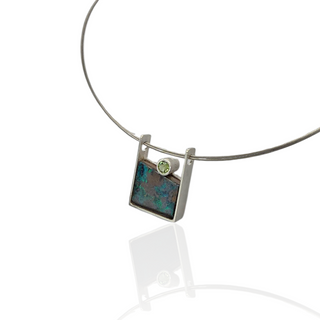 Boulder Opal Anhänger mit grünem Turmalin in 925 Silber