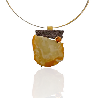 Luxuriöser Bernstein Kettenanhänger mit versteinertem Holz und Grossular in Silber und Gold