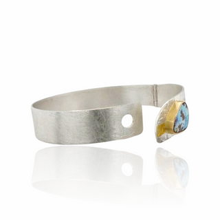 Handgeschmiedeter Armreif mit Struktur und Knopfverschluss mit Boulder Opal in Silber und Feingold