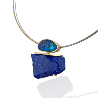 Kettenanhänger mit Boulder Opal und Lapislazuli in Silber und Gelbgold