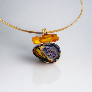 Extravaganter Opal Kettenanhänger aus Gelbgold und Silber mit naturbelassenem Bernstein