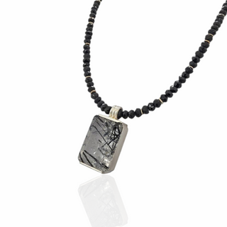 Turmalin Quarz Kettenanhänger aus Silber ein hochwertiger Edelsteinschmuck mit Spinellkette