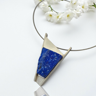 Naturbelassener Lapislazuli Kettenanhänger aus 925 Silber, Geometrischer Anhänger für Sie