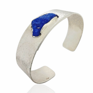 Strukturierte Armspange mit naturbelassenem Lapislazuli in Silber