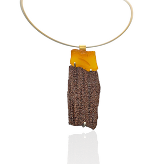 Kettenanhänger mit versteinertem Holz und Bernstein aus 925 Silber und 750 Gelbgold