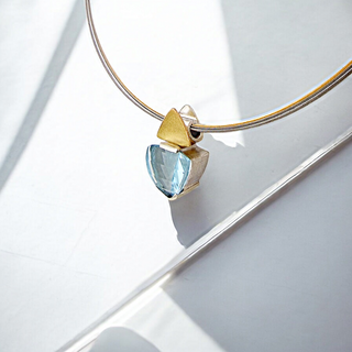 Eleganter Aquamarin Kettenanhänger in Gelbgold