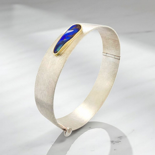 Einzigartiger Boulder Opal Armreif aus Silber und Gelbgold