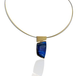 Hochwertiger Boulder Opal Kettenanhänger aus Gelbgold und Silber