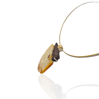 Luxuriöser Bernstein Kettenanhänger mit versteinertem Holz und Grossular in Silber und Gold