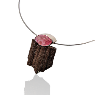 Atemberaubender Kettenanhänger mit versteinertem Holz und pinkem Turmalin aus Silber