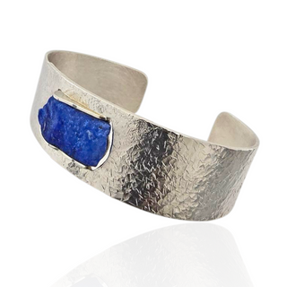 Strukturierte Armspange mit naturbelassenem Lapislazuli in Silber