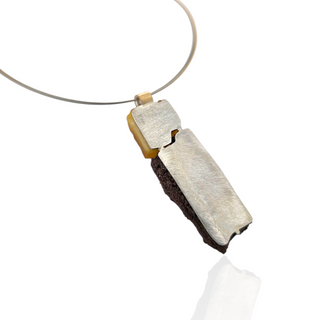 Kettenanhänger mit versteinertem Holz und Bernstein aus 925 Silber und 750 Gelbgold