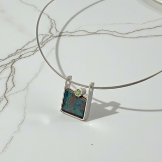 Boulder Opal Anhänger mit grünem Turmalin in 925 Silber
