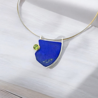 Ausgefallener Lapislazuli Anhänger mit grünem Peridot aus Silber und Gelbgold