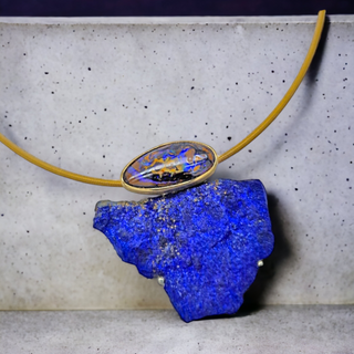 Kettenanhänger aus Gelbgold und Silber mit Boulder Opal und Lapislazuli