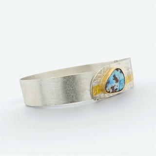 Handgeschmiedeter Armreif mit Struktur und Knopfverschluss mit Boulder Opal in Silber und Feingold