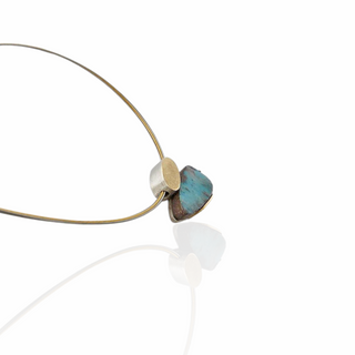 Strahlender Boulder Opal Kettenanhänger aus Gelbgold und Silber